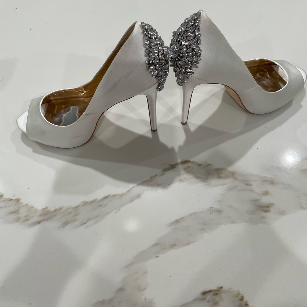 Beautiful White Satin heels. Great for wedding, or evening shoe .